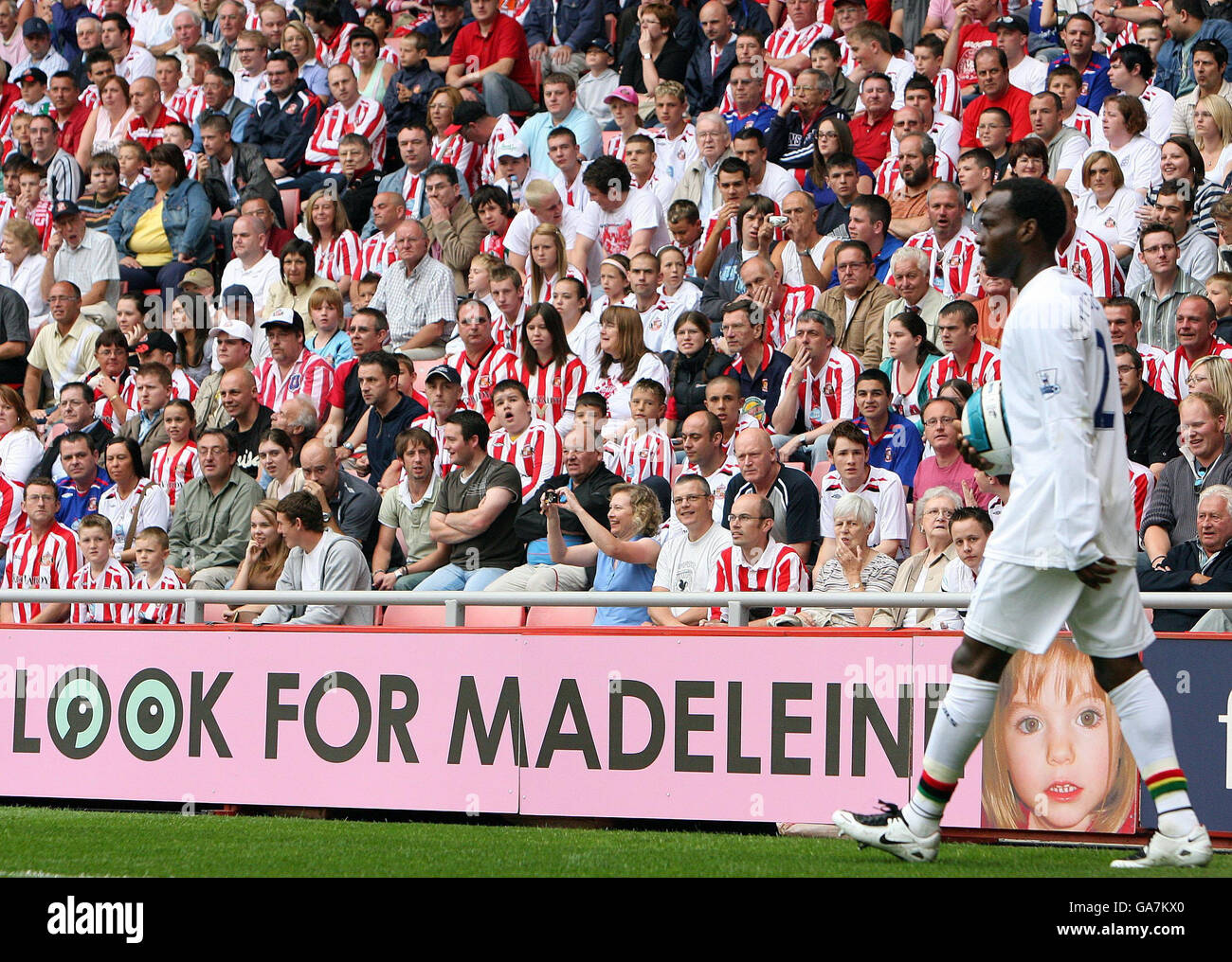 Am 100. Tag, an dem Madeleine während des Spiels der FA Barclays Premier League im Stadium of Light, Sunderland, eine Tafel vermisst hat. Stockfoto