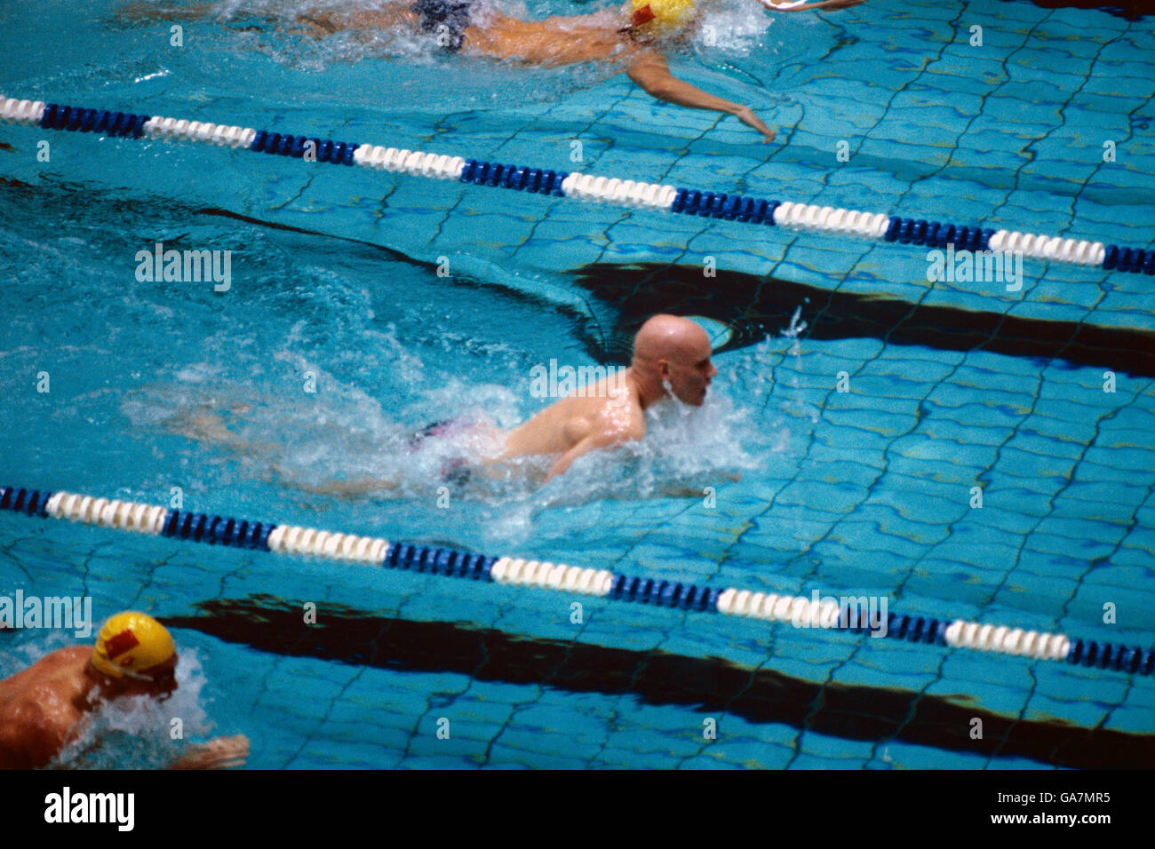 Der britische Duncan Goodhew stürmt beim 100-m-Breaststroke der Männer zum Sieg. Stockfoto