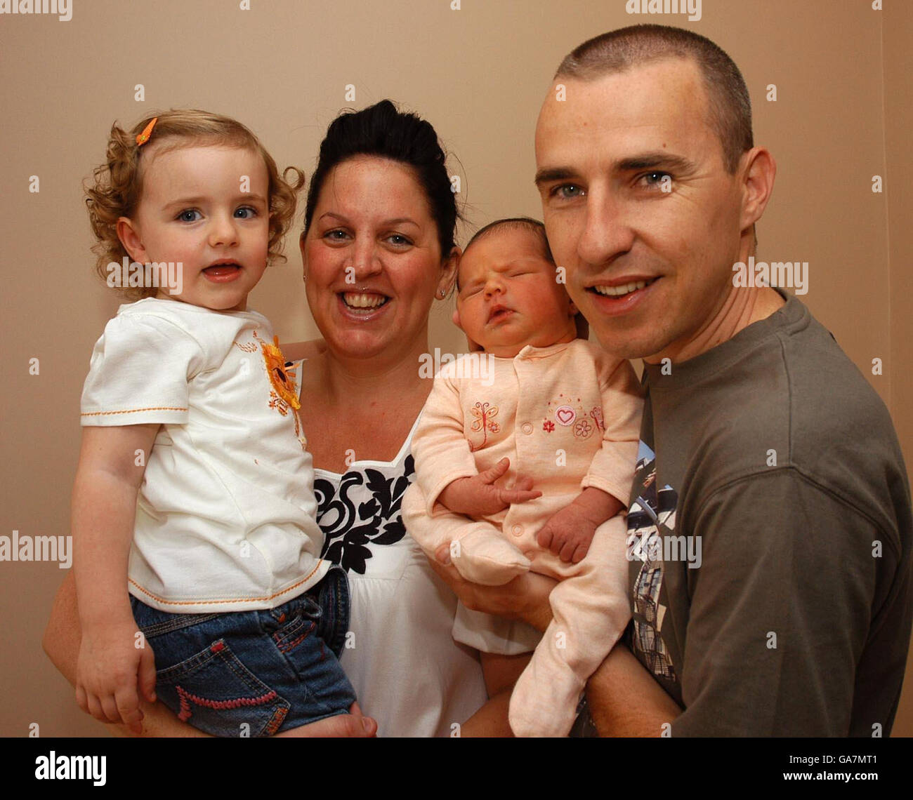 Mel und Peter Byrne, zusammen mit ihrer zweiten Tochter Maisy, und Lulu, die mit einem Gewicht von 8 kg geboren wurde, kamen am 8. Tag des 8. Monats um 8:08 Uhr nach acht Stunden Arbeit im Liverpool Women's Hospital an. Stockfoto