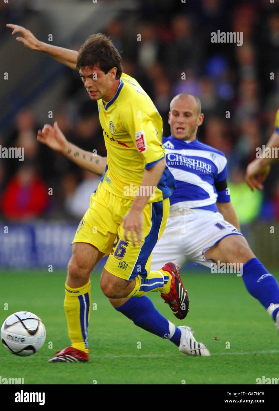 Fußball - Carling Cup - erste Runde - Macclesfield Town / Leeds United - Moss Rose. Ben Parker von Leeds United kommt von Adam Murray von Macclesfield Town Stockfoto