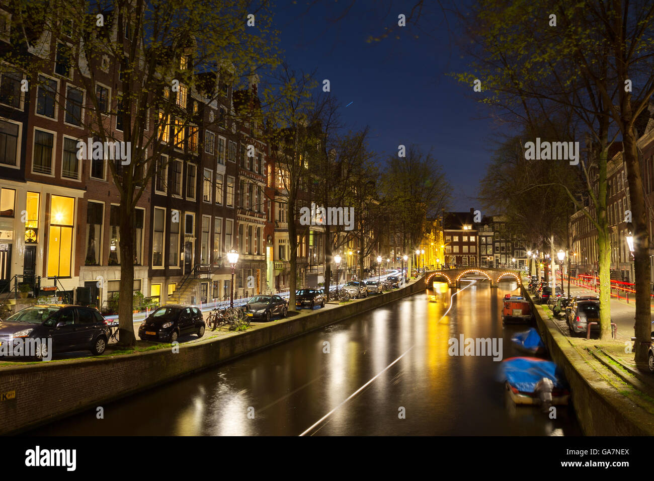 Nachtaufnahme von der Leidsegracht in Amsterdam, Niederlande im Frühjahr. Stockfoto