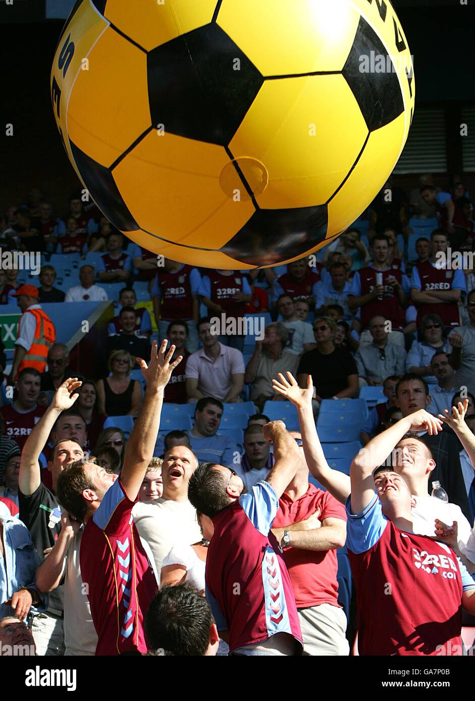 Fußball - Barclays Premier League - Aston Villa V Liverpool - Villa Park Stockfoto