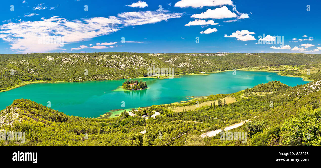 Krka Nationalpark Panorama Blick auf den Fluss mit Kloster Visovac, Dalmatien, Kroatien Stockfoto