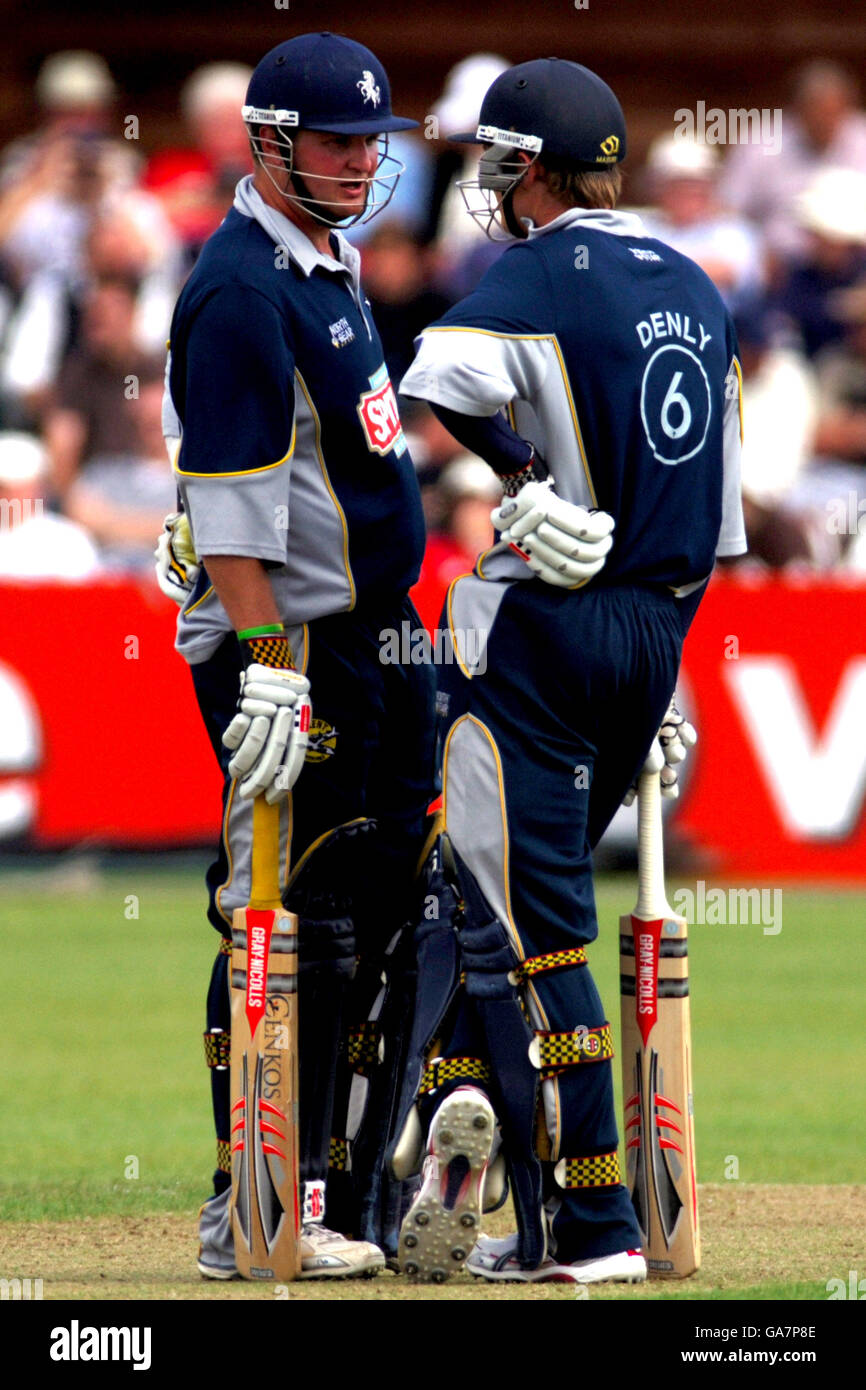 Cricket - NatWest Pro40 League 2006 - Division Two - Derbyshire Phantoms / Kent Spitfires - County Ground. Robert Key (l) und Joe Denly (r) von Kent Spitfires unterhalten sich während ihrer Innings Stockfoto