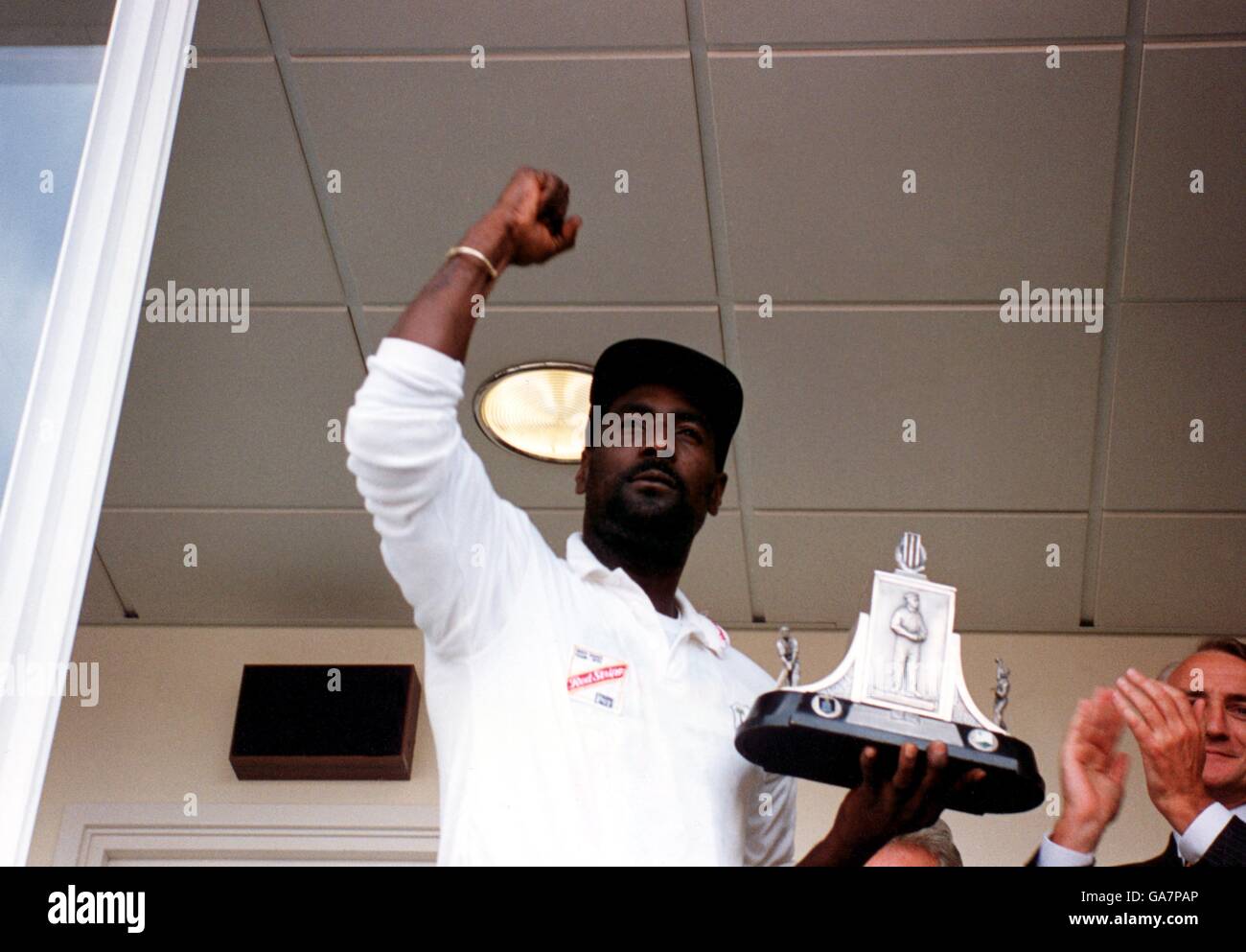 West Indies' Viv Richards feiert mit der Wisden Trophy, die West Indies dank des Sieges in der vorherigen Serie, nachdem seine letzte Testserie 2-2 gezogen wurde, behielt Stockfoto