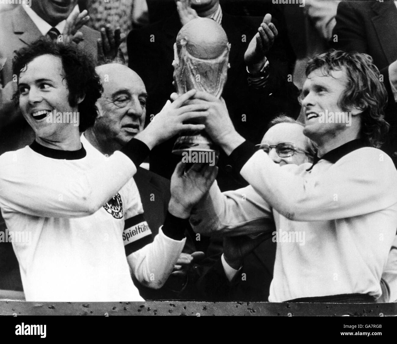 (L-R) Bundeshauptmann Franz Beckenbauer hebt mit Torwart Sepp Maier die WM an Stockfoto