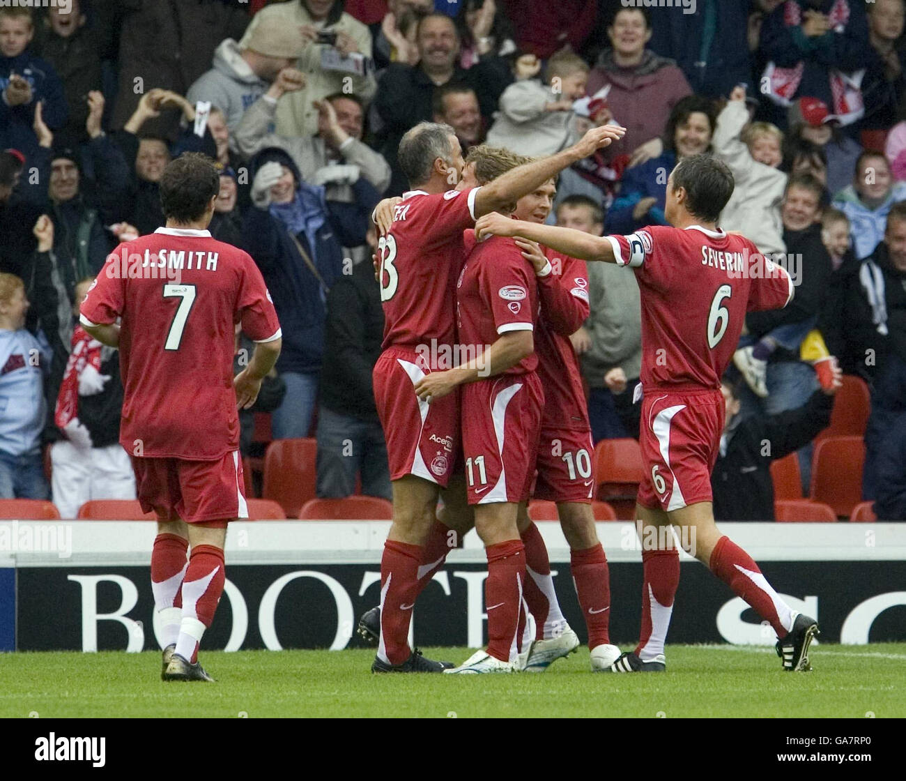 Aberdeen Spieler feiern, nachdem Craig Brewster (zweiter von links) beim Clydesdale Bank Scottish Premier League Spiel im Pittodrie Stadium, Aberdeen, punktet. Stockfoto