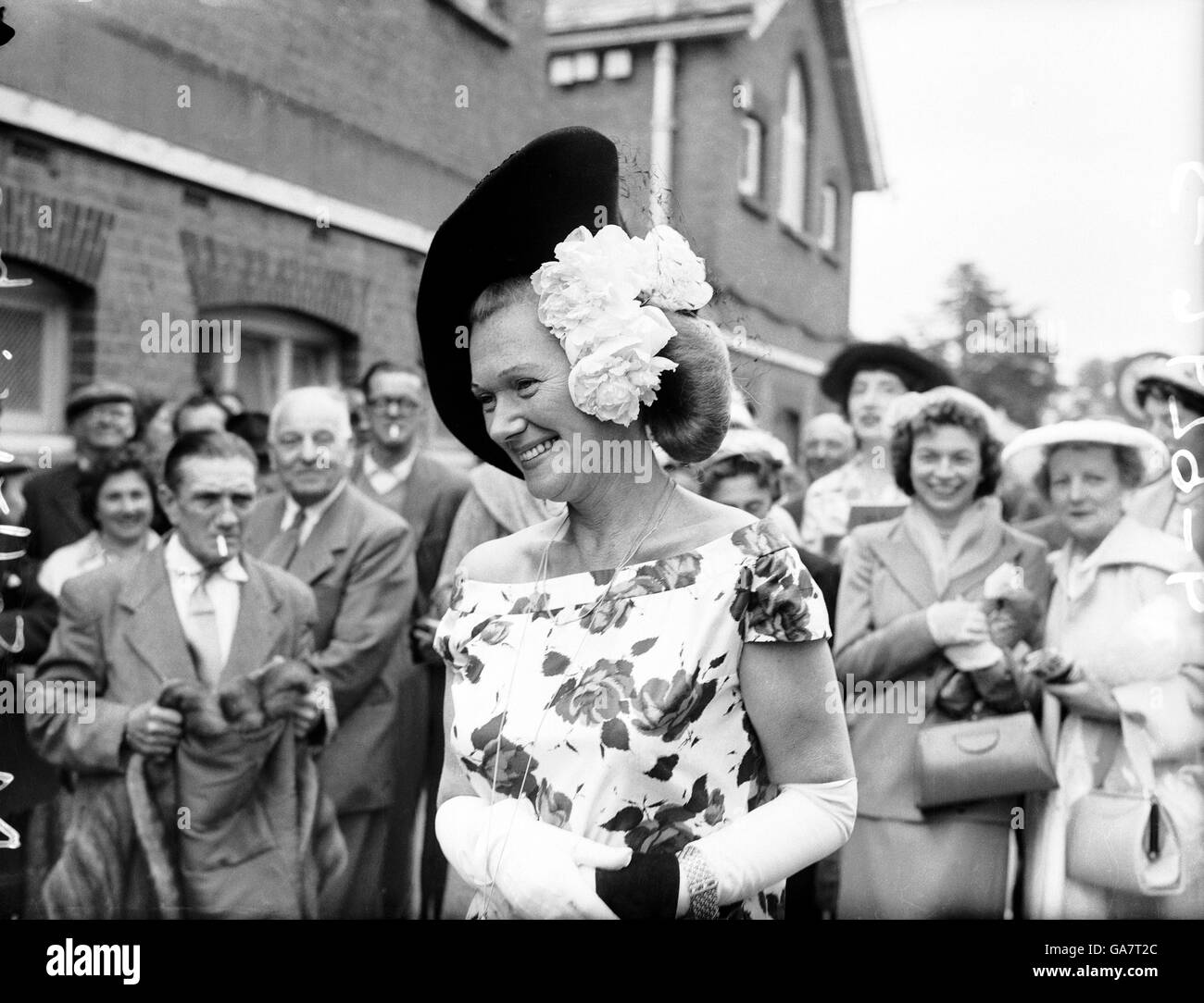 Frau Sally Winters trägt einen Hut mit echten Rosen Royal Ascot Stockfoto