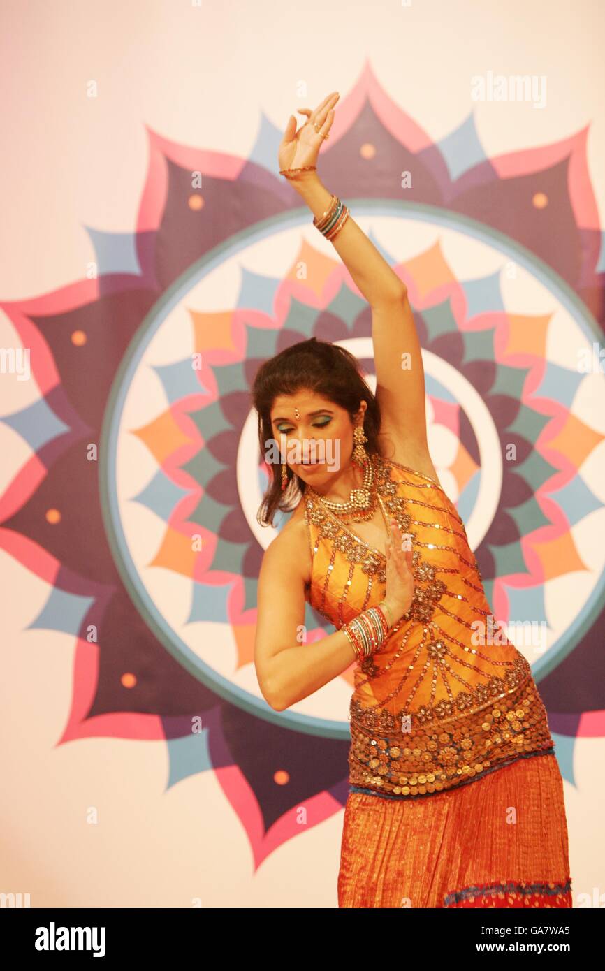 Vandana Alimchandani von Bollywood Grooves, eine von Dutzenden indischen Tänzern und Performern, versammelten sich in den Molinare Studios im Zentrum von London, um das "Regent Street Festival 2007 - an Indian Summer" zu starten. Stockfoto