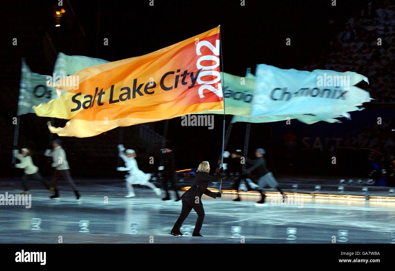 Ein Salt Lake City Banner wird um die Arena gepartet Zusammen mit Transparenten mit früheren Austragungsorten der Olympischen Winterspiele Stockfoto