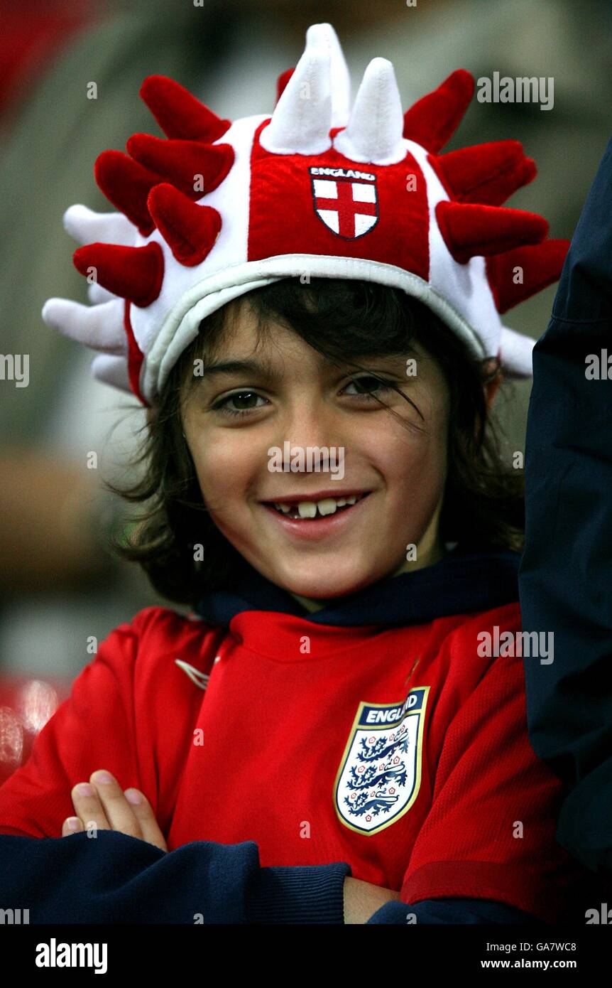 Fußball - International freundlich - England gegen Deutschland - Wembley Stadium. Ein junger England-Fan auf den Tribünen Stockfoto