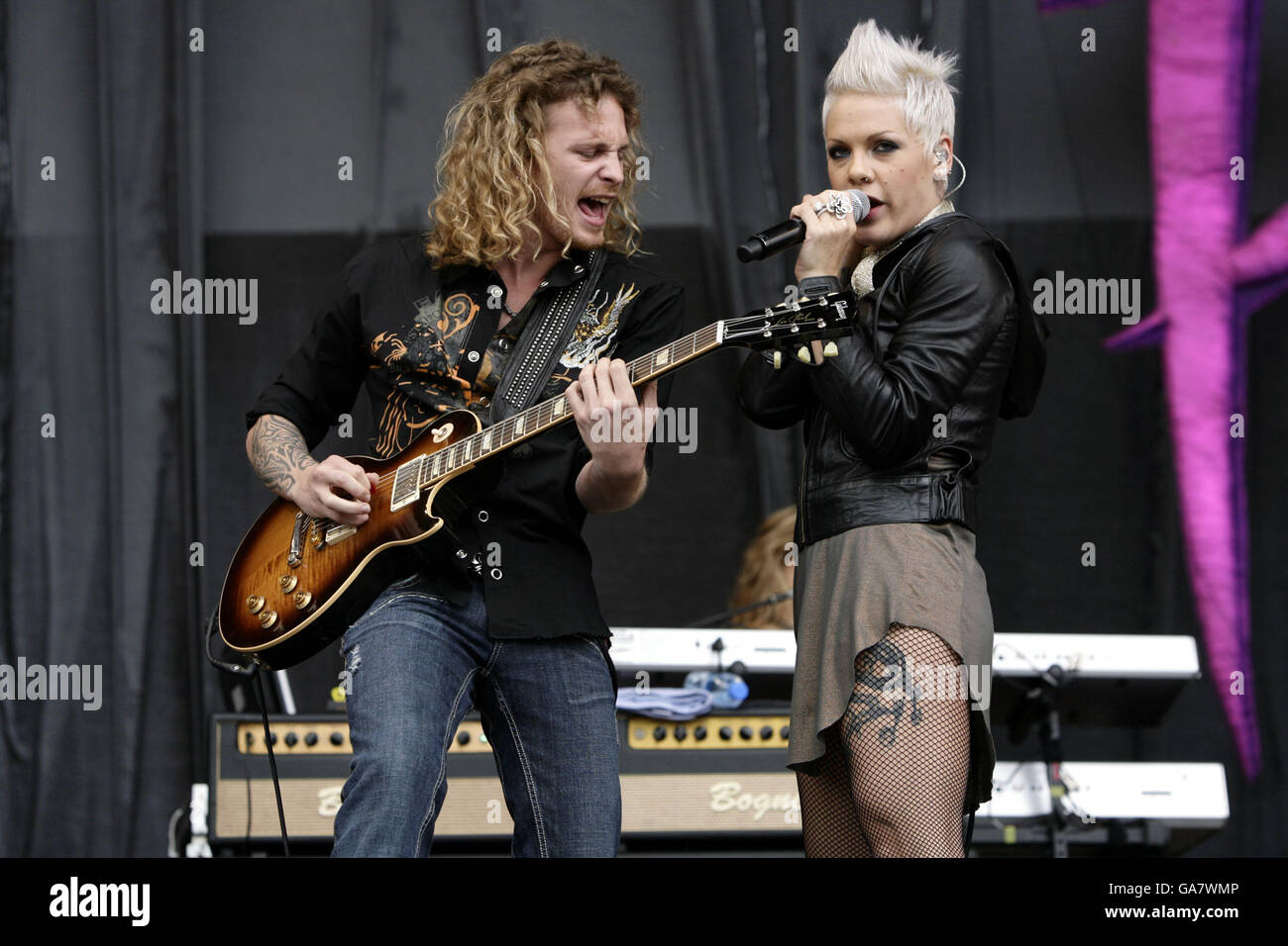 Pink tritt beim V Festival im Hylands Park in Chelmsford, Essex, live auf. Stockfoto