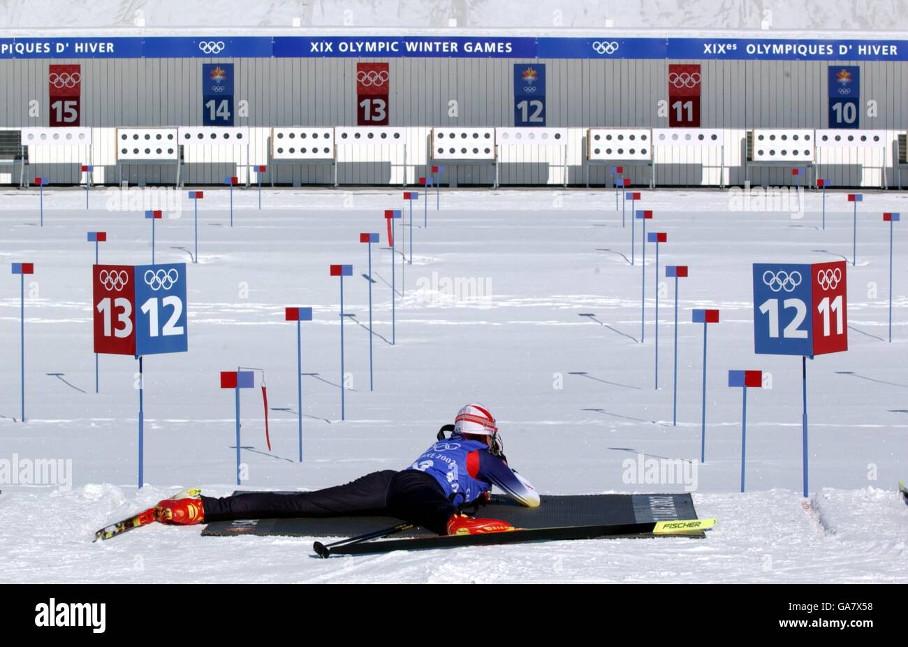 Ein Mitbewerber bereitet sich darauf vor, auf die Reichweite im zu feuern Bauchlage im Biathlon Stockfoto