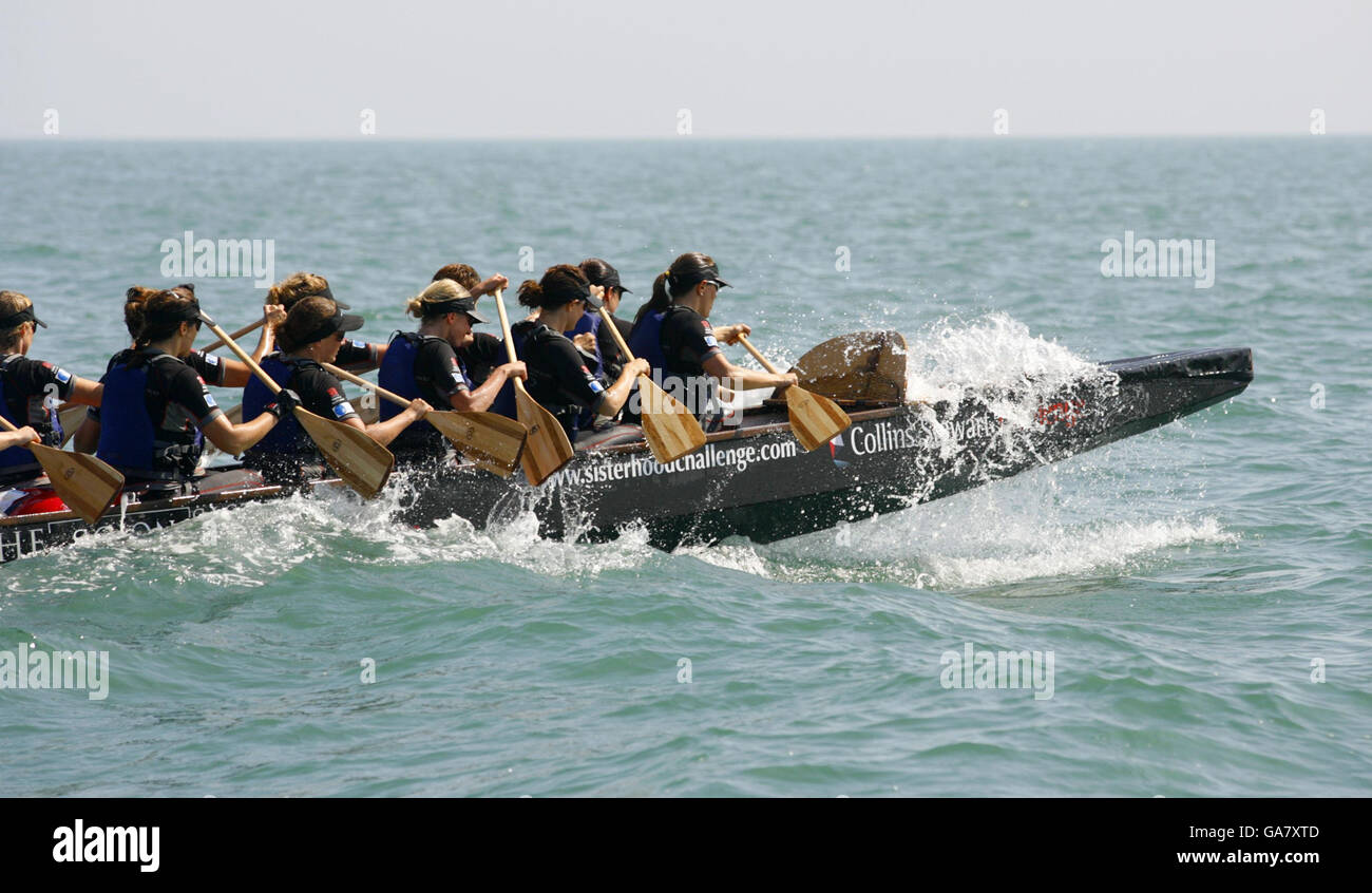 Das Team von Sisterhood startet am Shakespeare Beach, Dover, Großbritannien, beim Start der Cross Channel Challenge, um den Weltrekord für die Überquerung des Ärmelkanals in einem Drachenboot zu brechen. Stockfoto