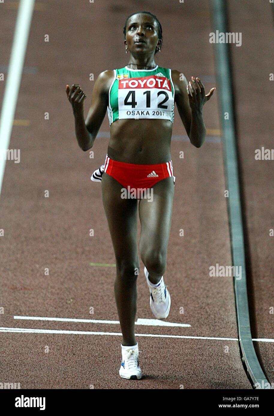 Leichtathletik - IAAF Leichtathletik-Weltmeisterschaften - Osaka 2007 - Nagai-Stadion. Tirunesh Dibaba, Äthiopien, überquert die Linie, um das 10,000-Meter-Finale der Frauen zu gewinnen Stockfoto