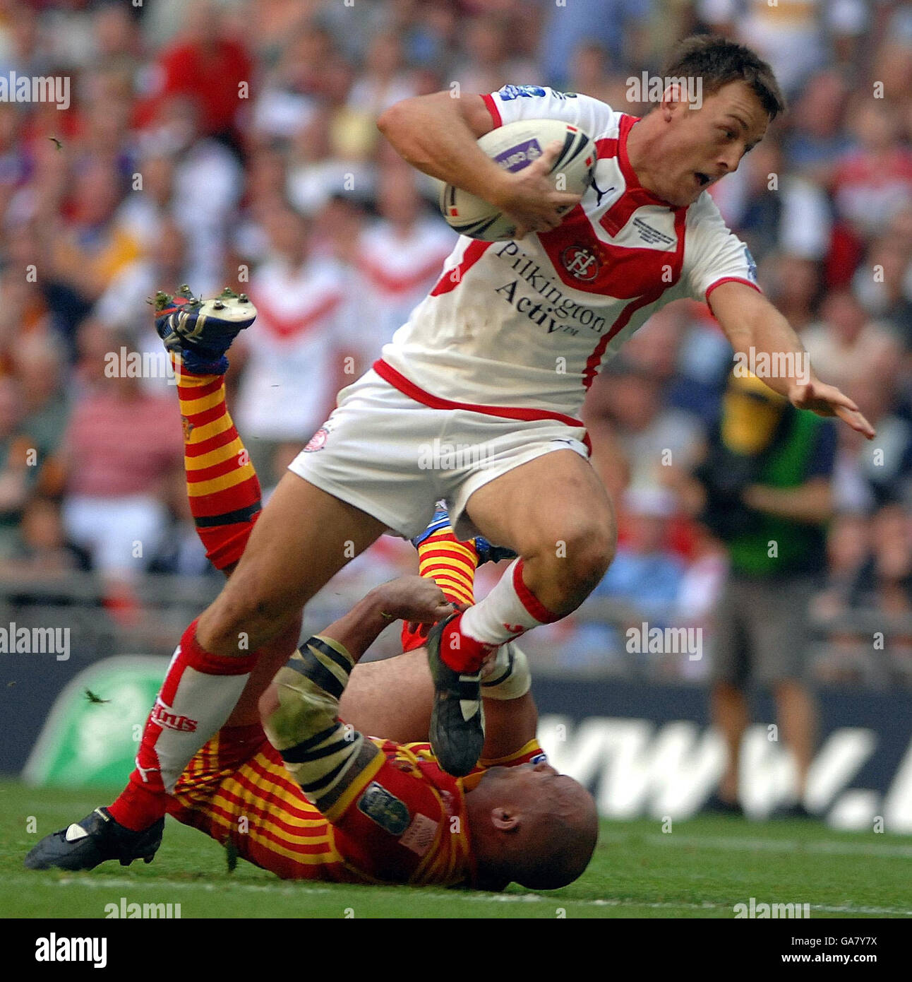 St Helen's James Roby macht beim Carnegie Challenge Cup Final im Wembley Stadium, London, eine Pause, um einen Versuch zu machen. Stockfoto