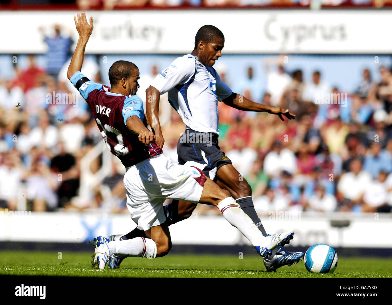 Fußball - Barclays Premier League - West Ham United / Wigan Athletic - Upton Park. Kieron Dyer von West Ham (links) und Antonio Valencia von Wigan in Aktion während des Spiels der Barclays Premier League im Upton Park, London. Stockfoto