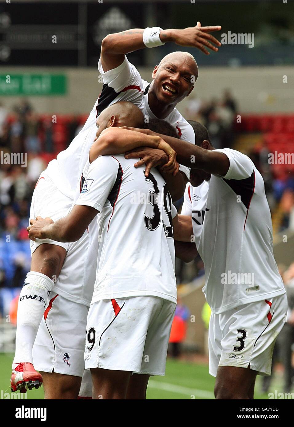 Bolton Wanderers' El-Hadji Diouf (Spitze) schließt sich an Torschützenkönig Daniel Braaten gratulieren, nachdem er seine Seiten dritten Tor des Spiels erzielte. Stockfoto