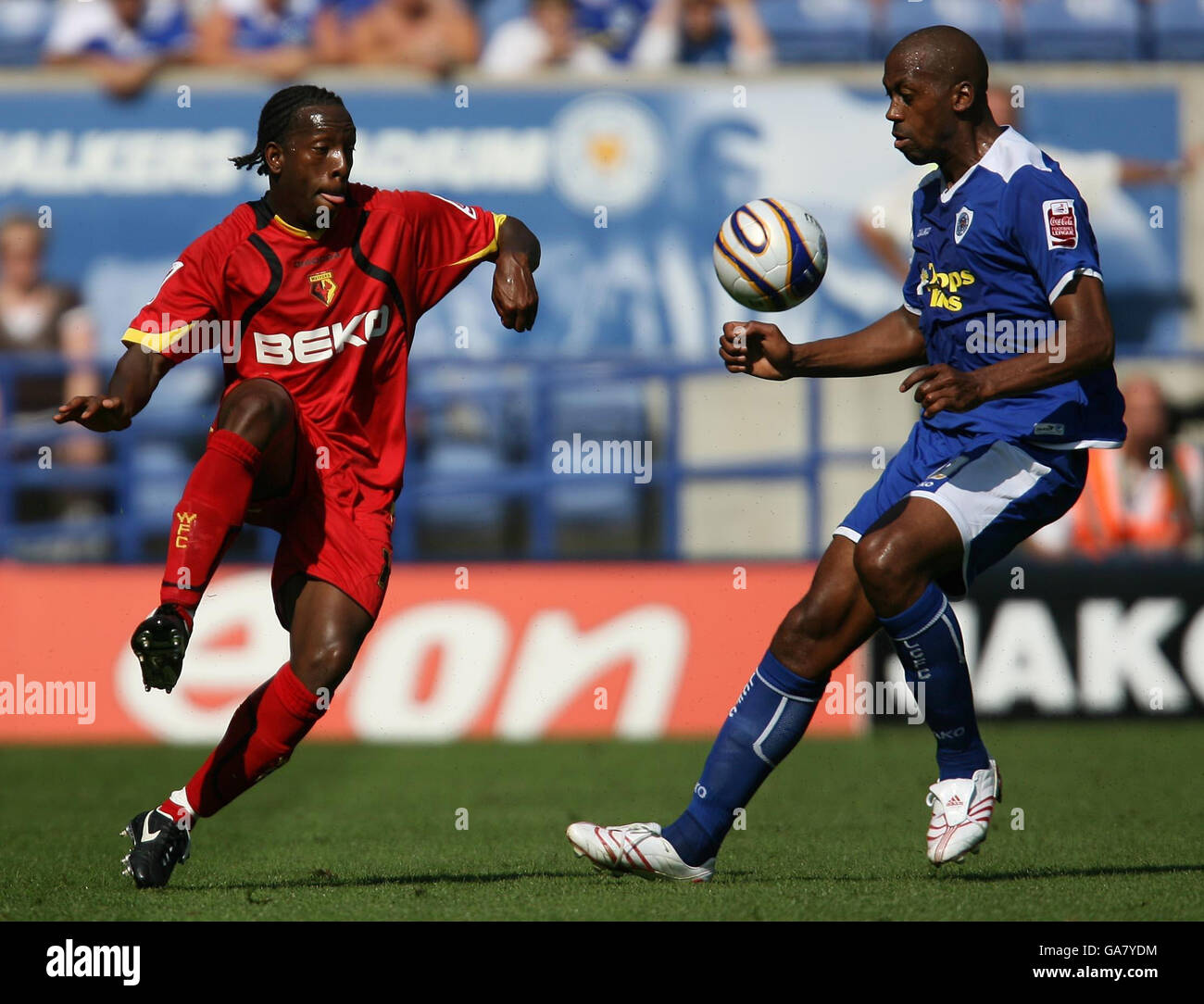 Mark De Vries von Leicester City und Lloyd Doyley von Watford während des Coca-Cola Football League Championship-Spiels im Walkers Stadium, Leicester. Stockfoto