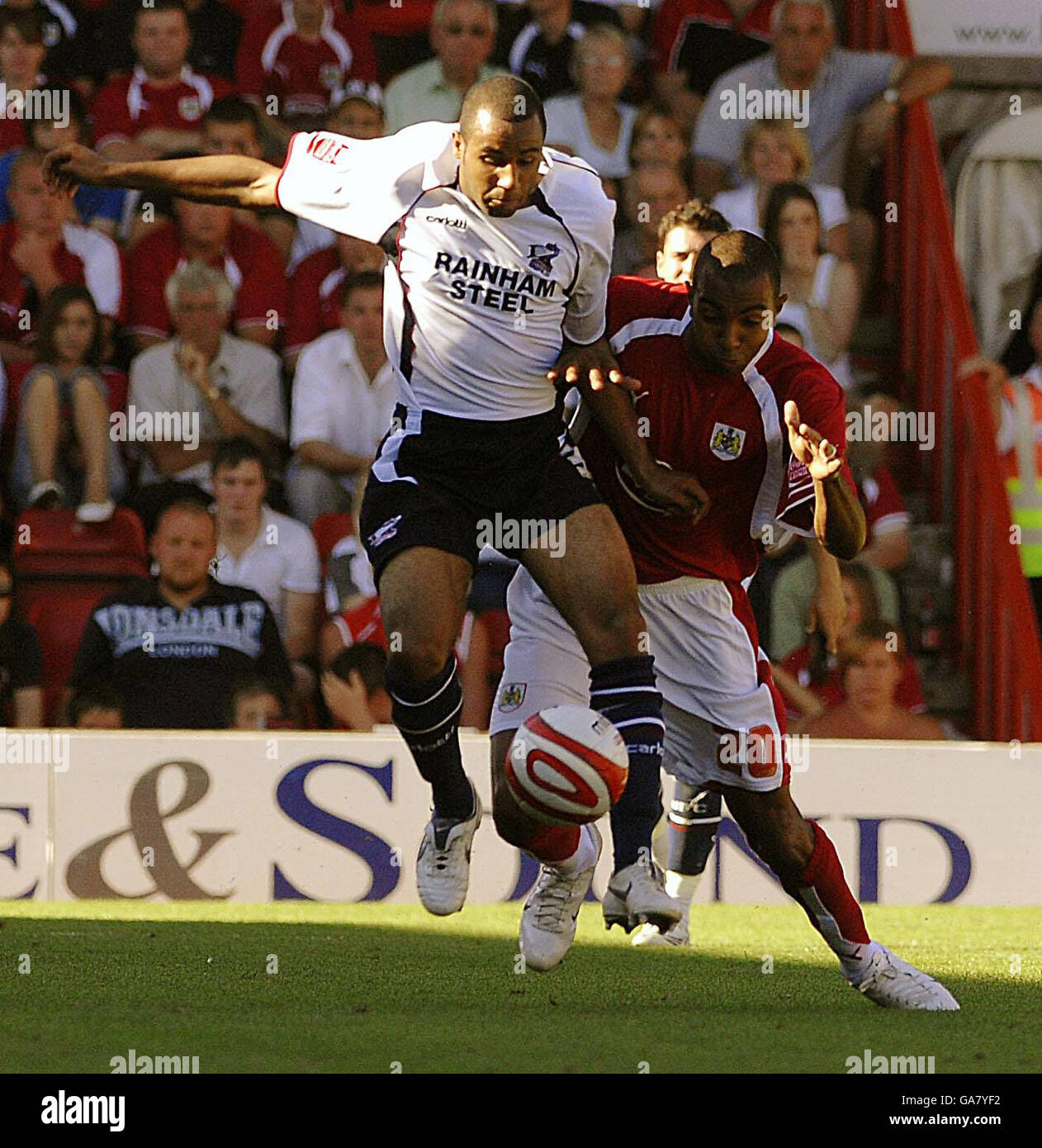 Kevin Betsy von Bristol City tötelt mit Cleveland Taylor von Scunthorpe während des Coca-Cola Football League Championship-Spiels in Ashton Gate, Bristol. Stockfoto