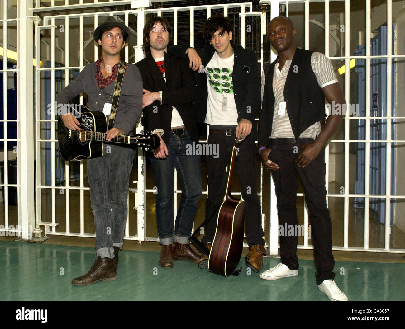 Dirty Pretty Things posieren für Fotos im Pentonville Prison, im Norden Londons, wo sie einen Gig zugunsten von Wasted Youth aufführten. Stockfoto