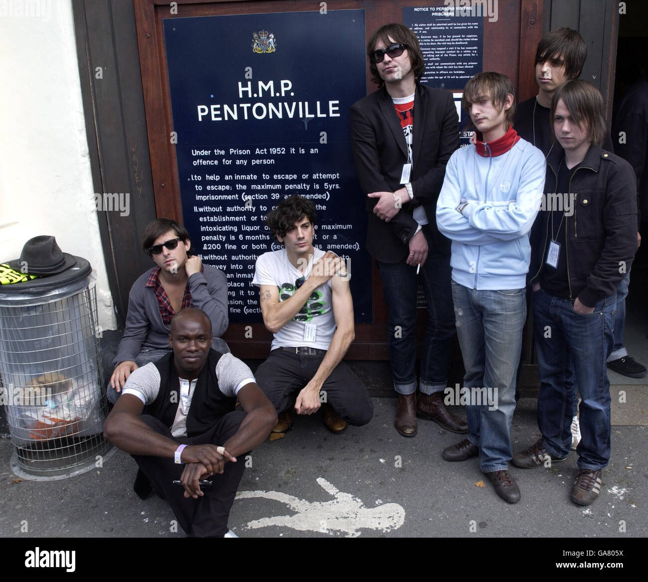 Dirty Pretty Things und The Enemy posieren für Fotos im Pentonville Prison im Norden Londons, wo beide Bands einen Gig zugunsten von Wasted Youth aufführten. Stockfoto