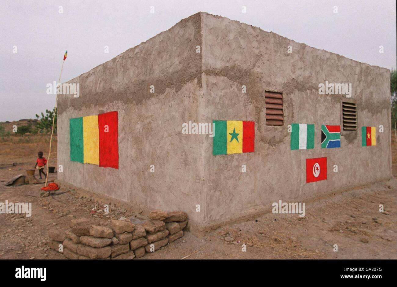 Fußball - African Nations Cup Mali 2002 - Painted Houses. Flaggen verschiedener afrikanischer Länder auf die Wand eines Hauses gemalt Stockfoto
