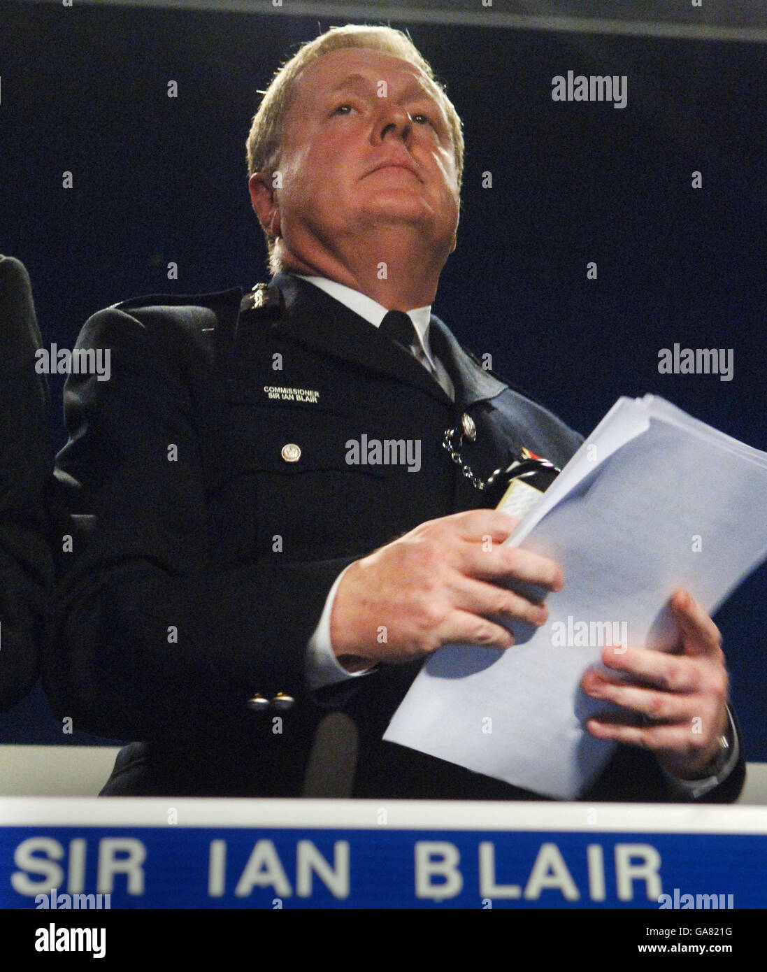 Der Metropolitan Police Commissioner, Sir Ian Blair, gibt während einer Pressekonferenz in Scotland Yard, London, eine Erklärung über den IPCC-Bericht über die Tötung von Jean Charles de Menezes an der Stockwell U-Bahnstation im Jahr 2005 ab. Stockfoto