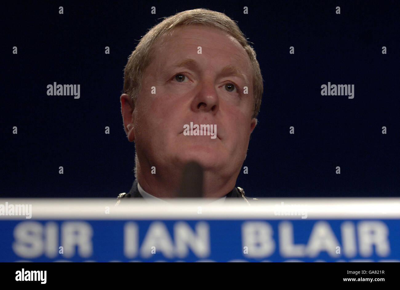 Der Metropolitan Police Commissioner, Sir Ian Blair, gibt während einer Pressekonferenz in Scotland Yard, London, eine Erklärung über den IPCC-Bericht über die Tötung von Jean Charles de Menezes an der Stockwell U-Bahnstation im Jahr 2005 ab. Stockfoto