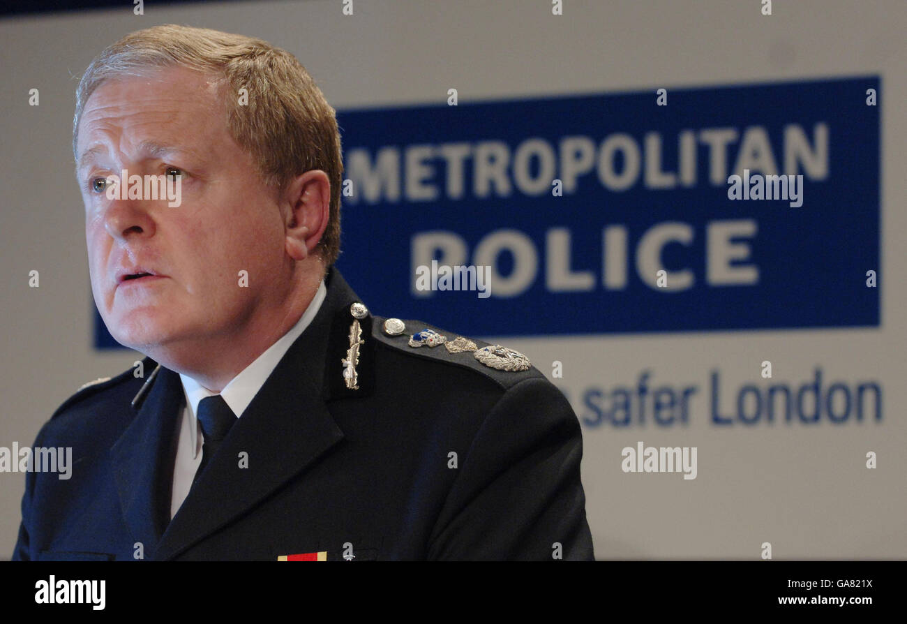 Der Metropolitan Police Commissioner, Sir Ian Blair, gibt während einer Pressekonferenz in Scotland Yard, London, eine Erklärung über den IPCC-Bericht über die Tötung von Jean Charles de Menezes an der Stockwell U-Bahnstation im Jahr 2005 ab. Stockfoto