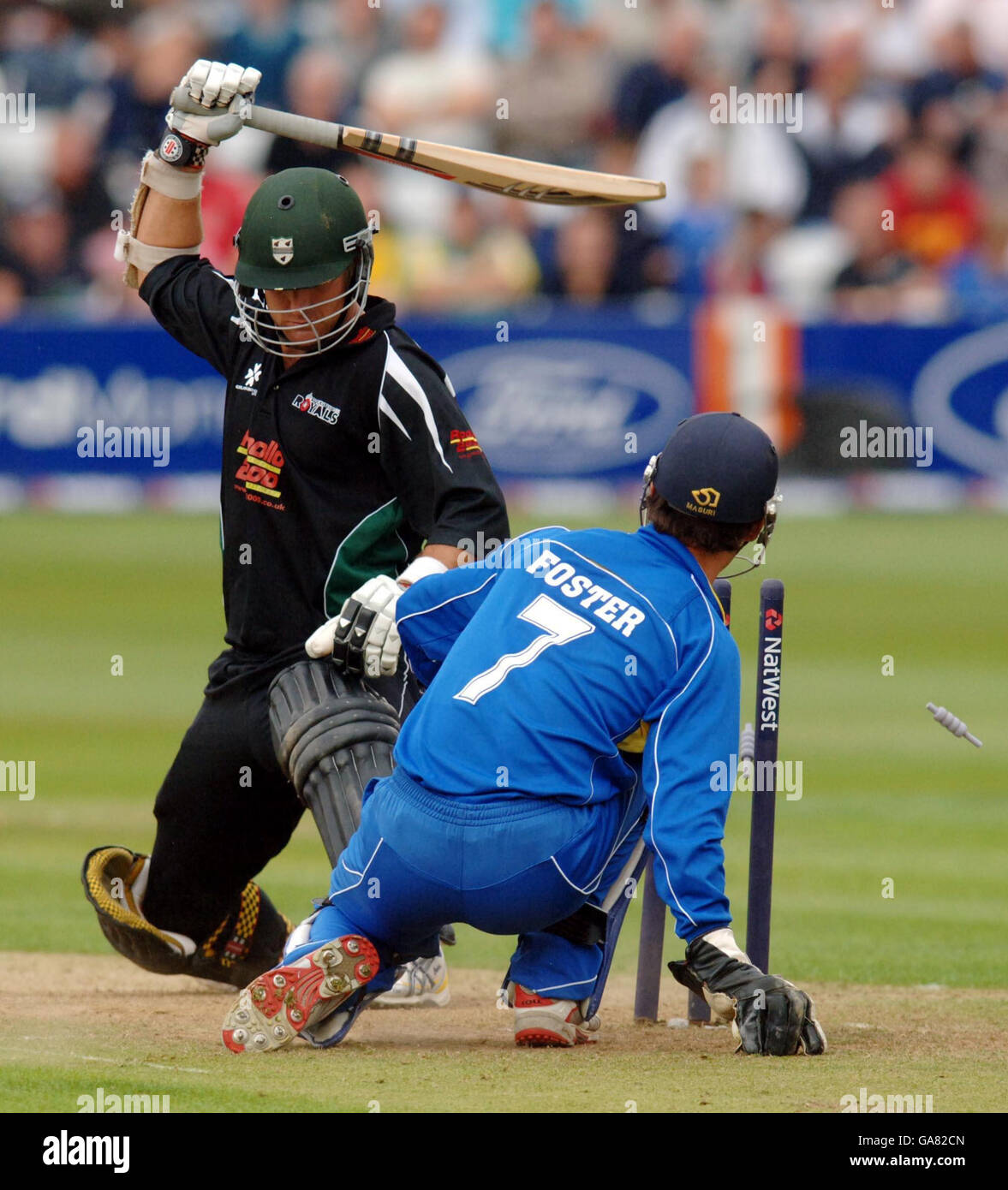 Worcestershire Phil Jaques (links) als Wicketkeeper versucht James Foster, ihn während des NatWest Pro40 League, Division One Matches im County Ground, Chelmsford, Essex, zu stamppen. Stockfoto