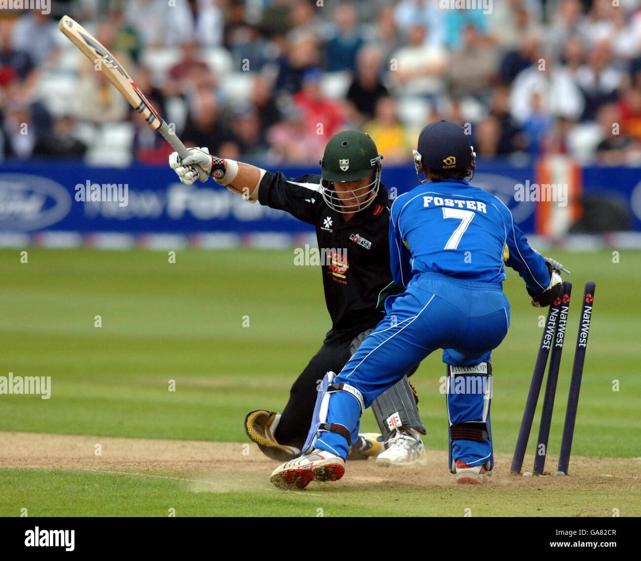 Worcestershire Phil Jaques (links) als Wicketkeeper versucht James Foster, ihn während des NatWest Pro40 League, Division One Matches im County Ground, Chelmsford, Essex, zu stamppen. Stockfoto