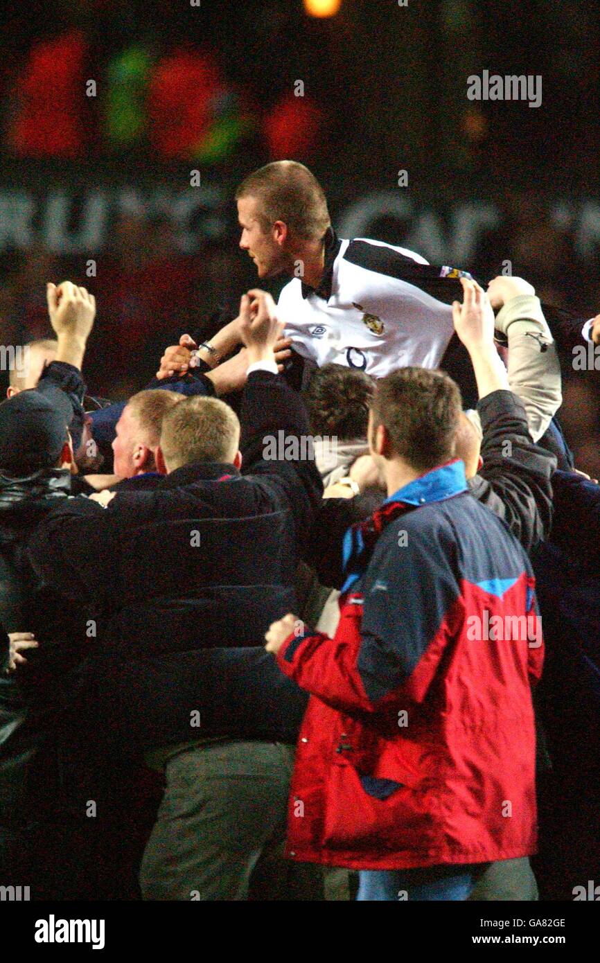 Fußball - AXA FA Cup - Dritte Runde - Aston Villa gegen Manchester United. David Beckham von Manchester United ist von Fans umgeben, die ihren Sieg feiern Stockfoto