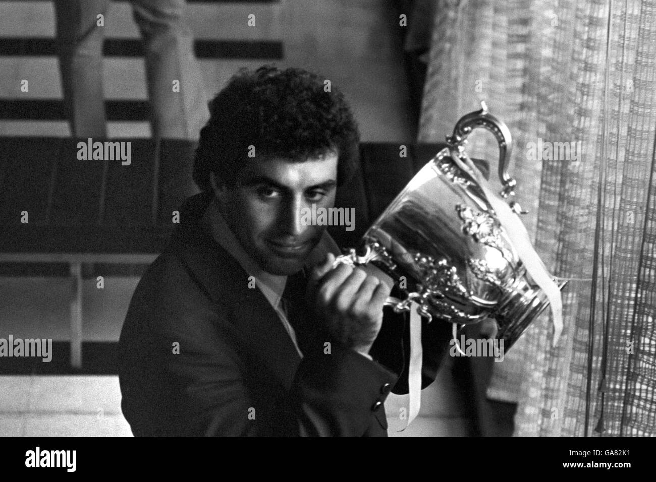 Peter Shilton, Torhüter des Nottingham Forest, trinkt vom Ligapokal sehr herzlich, als er und seine Teamkollegen Nottingham City zur Feier ihres Sieges gegen Southampton bereisten Stockfoto