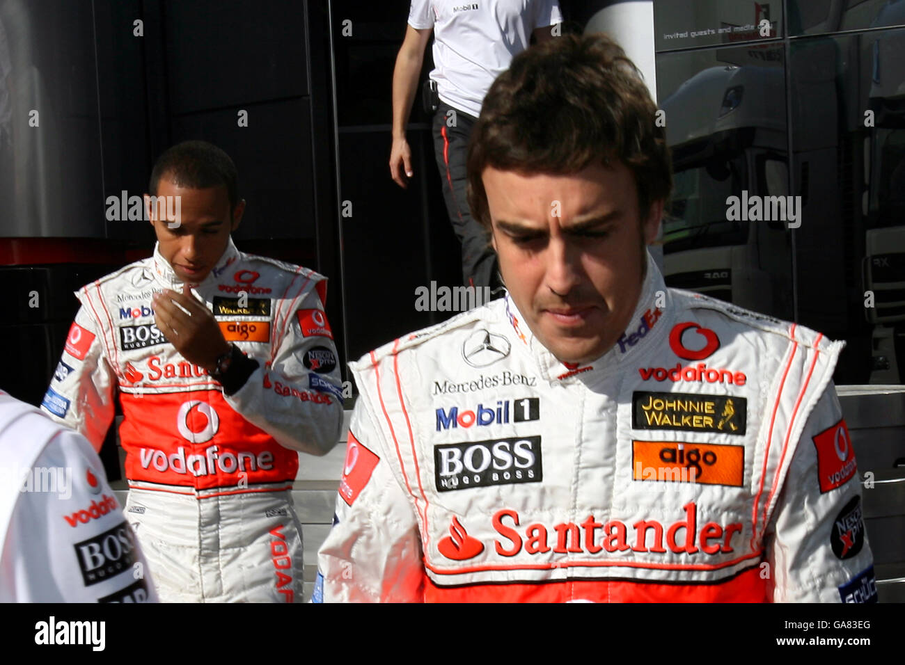 Der Spanier Fernando Alonso (rechts) und der Großbritanniens Lewis Hamilton verlassen das McLaren Motor Home während des Großen Preises von Ungarn auf dem Hungaroring-Kurs in der Nähe von Budapest, Ungarn. Stockfoto