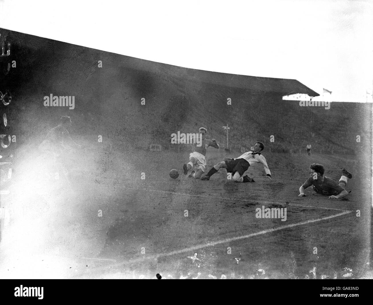 Fußball - freundlich - England gegen Westdeutschland. Der Westdeutsche Uwe Seeler (c) sticht einen Schuss auf das Tor, bevor der englische Billy Wright (l) blockieren kann Stockfoto