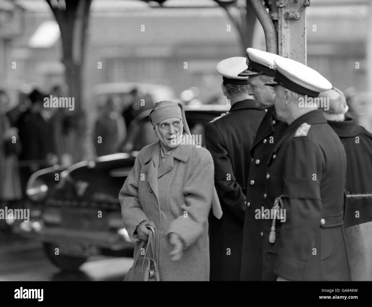 Prinzessin Andrew von Griechenland, Mutter des Herzogs von Edinburgh, am Kai von Portsmouth, der an der Beerdigung der Gräfin Mountbatten teilnahm, die auf See vor Portsmouth auf der Royal Naval Fregatte HMS Wakeful stattfand. Stockfoto