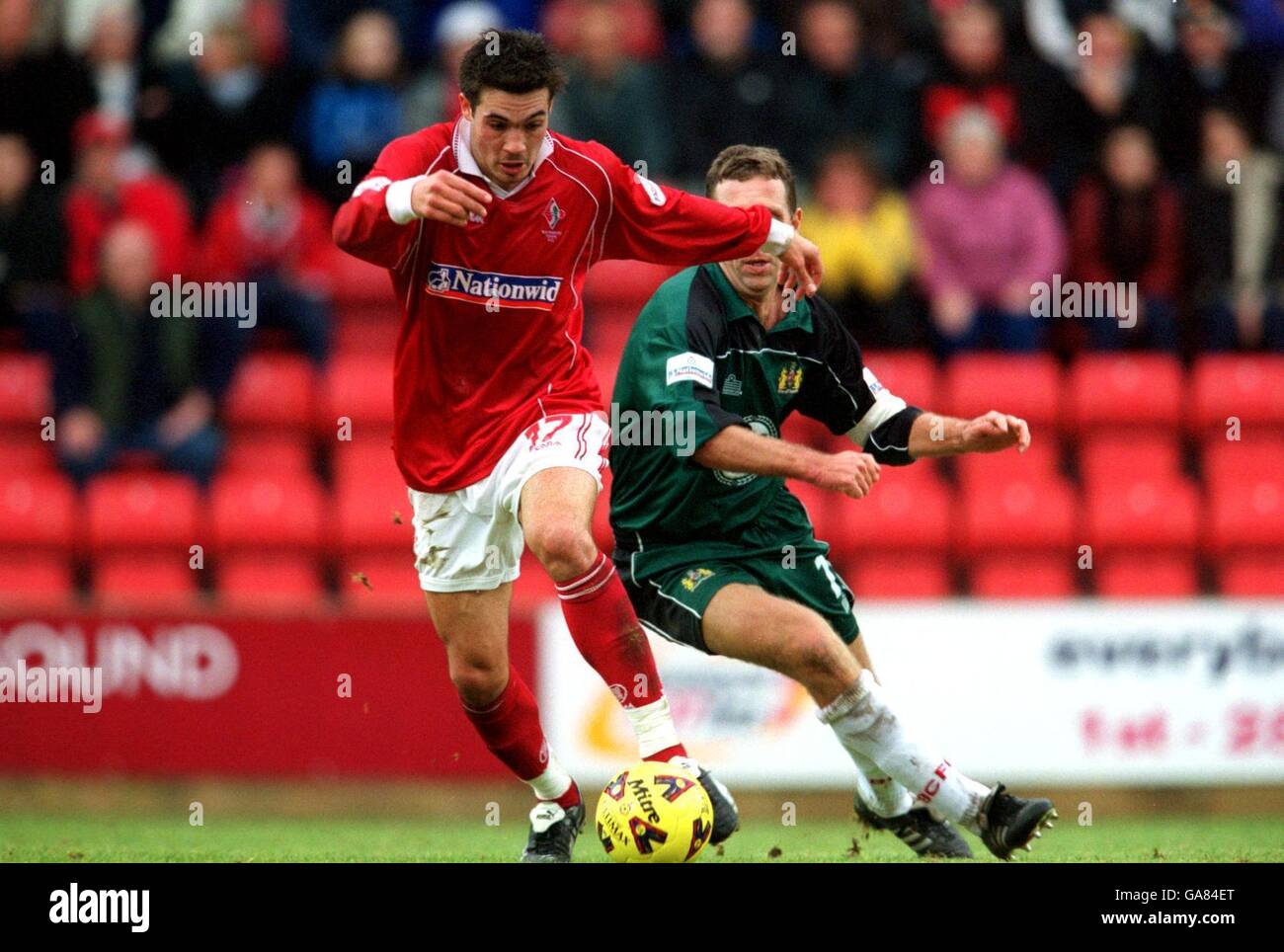 Fußball - Nationwide League Division Two - Swindon Town / Bristol City. Danny Invincible (l) von Swindon Town kommt an Brian Tinnion von Bristol City vorbei (r) Stockfoto