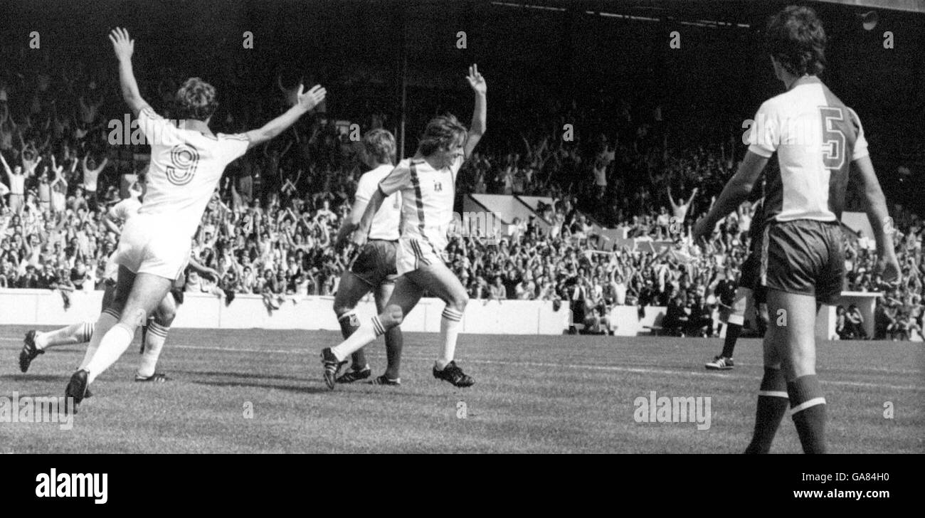 Fußball - Football League Division Two - Orient / Blackburn Rovers. Orients Joe Mayo (l) läuft, um seinem Teamkollegen Stan Bowles (c) zu seinem ersten Tor für den Verein zu gratulieren Stockfoto