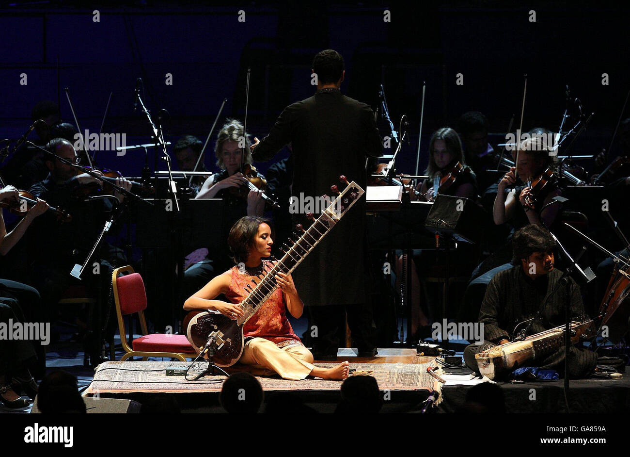Anoushka Shankar tritt mit dem London Underground Symphony Orchestra in der Royal Albert Hall im Zentrum Londons auf. Stockfoto