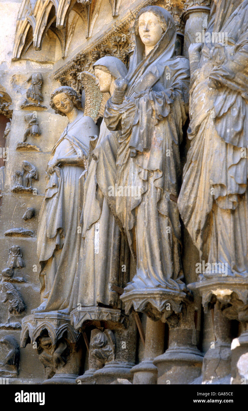 Religiöse Figuren am Eingang zur Kathedrale Stockfoto