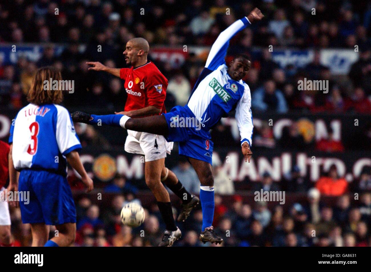 Juan Sebastian Veron (l) von Manchester United und Andy von Blackburn Rovers Cole (r) trifft in der Luft aufeinander Stockfoto