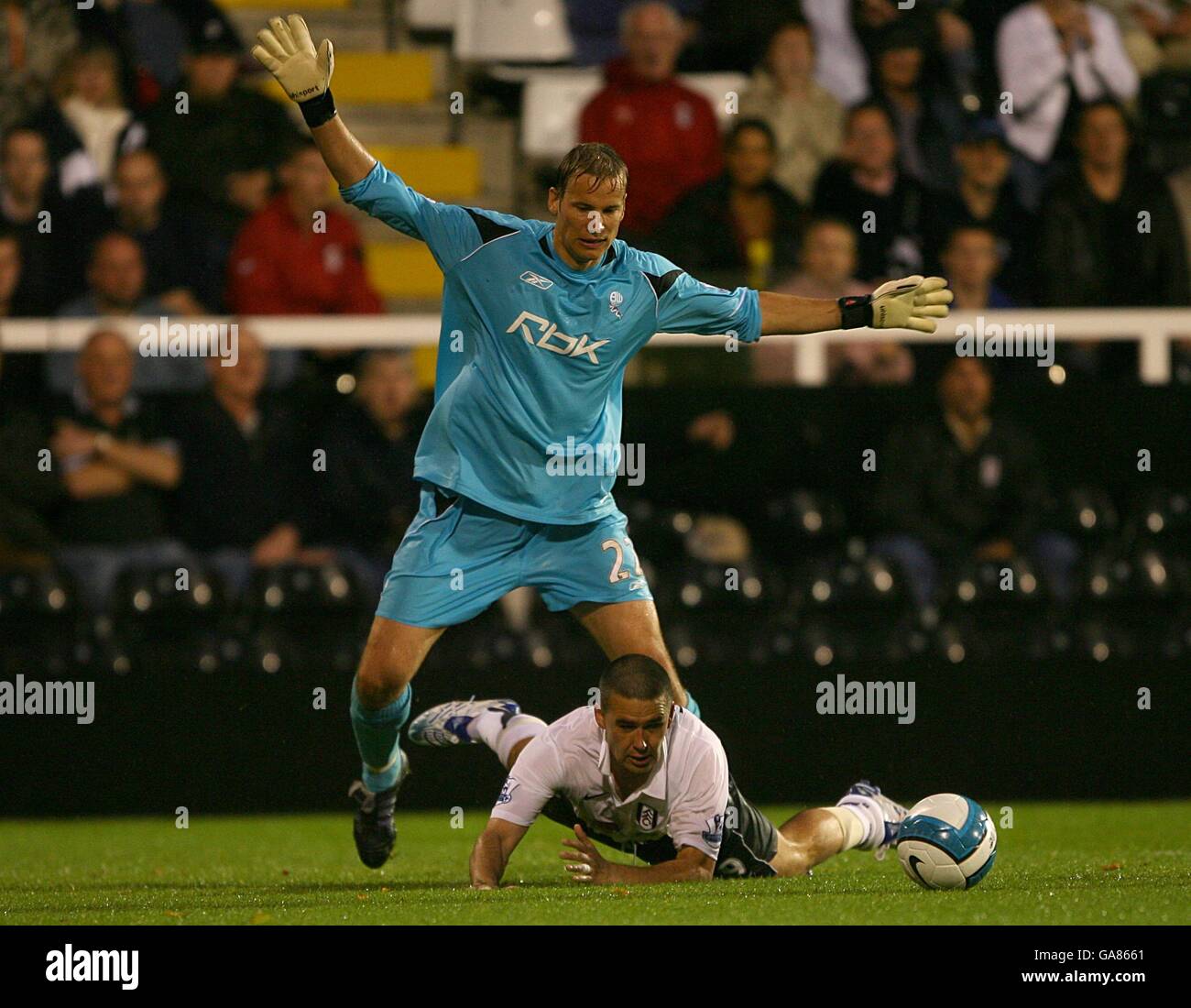 Fußball - Barclays Premier League - Fulham gegen Bolton Wanderers - Craven Cottage. David Healy, Fulham und Jussi Jaaskelainen, Bolton Wanderers kämpfen um den Ball Stockfoto