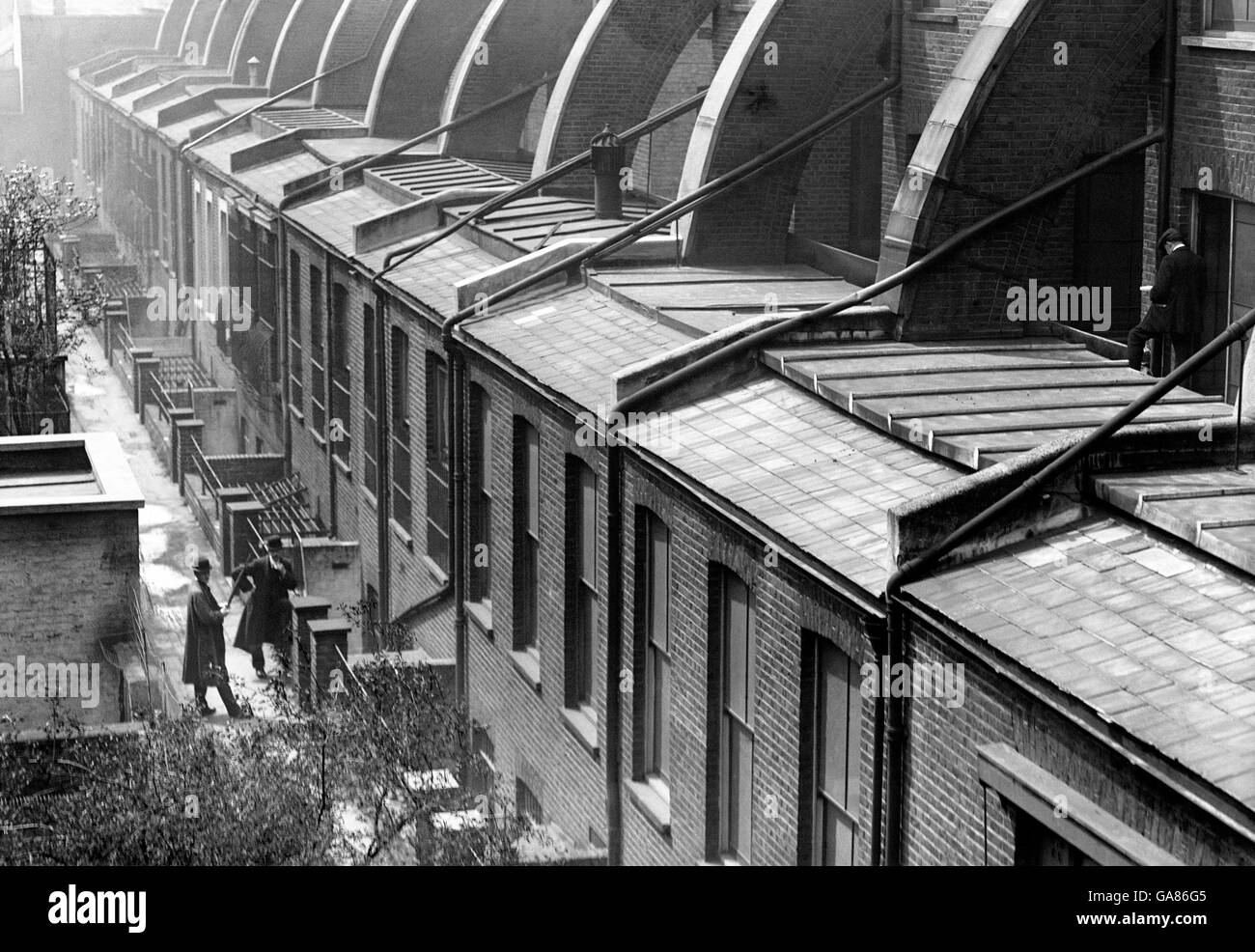 Detektive beobachten Emmeline Pankhursts Haus am Manchester Square in London. Stockfoto
