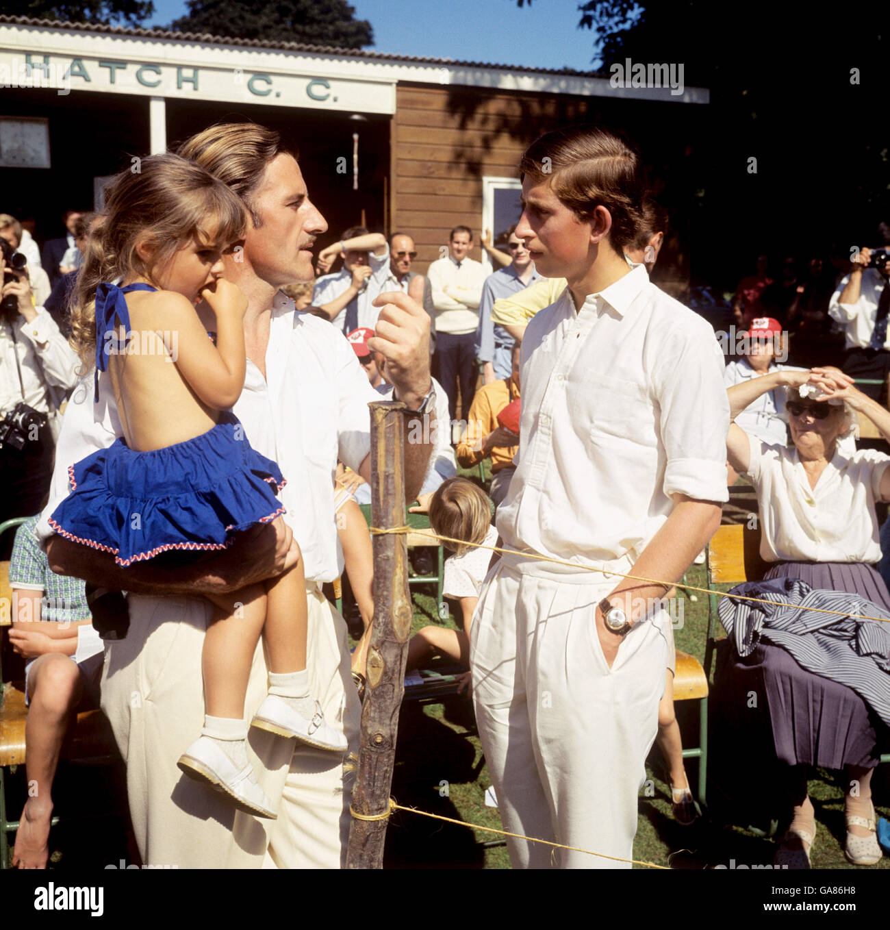 Prinz Charles chattet mit Rennfahrer Graham Hill und seiner dreijährigen Tochter Damantha in Mersham, nahe Ashford, Kent. Stockfoto