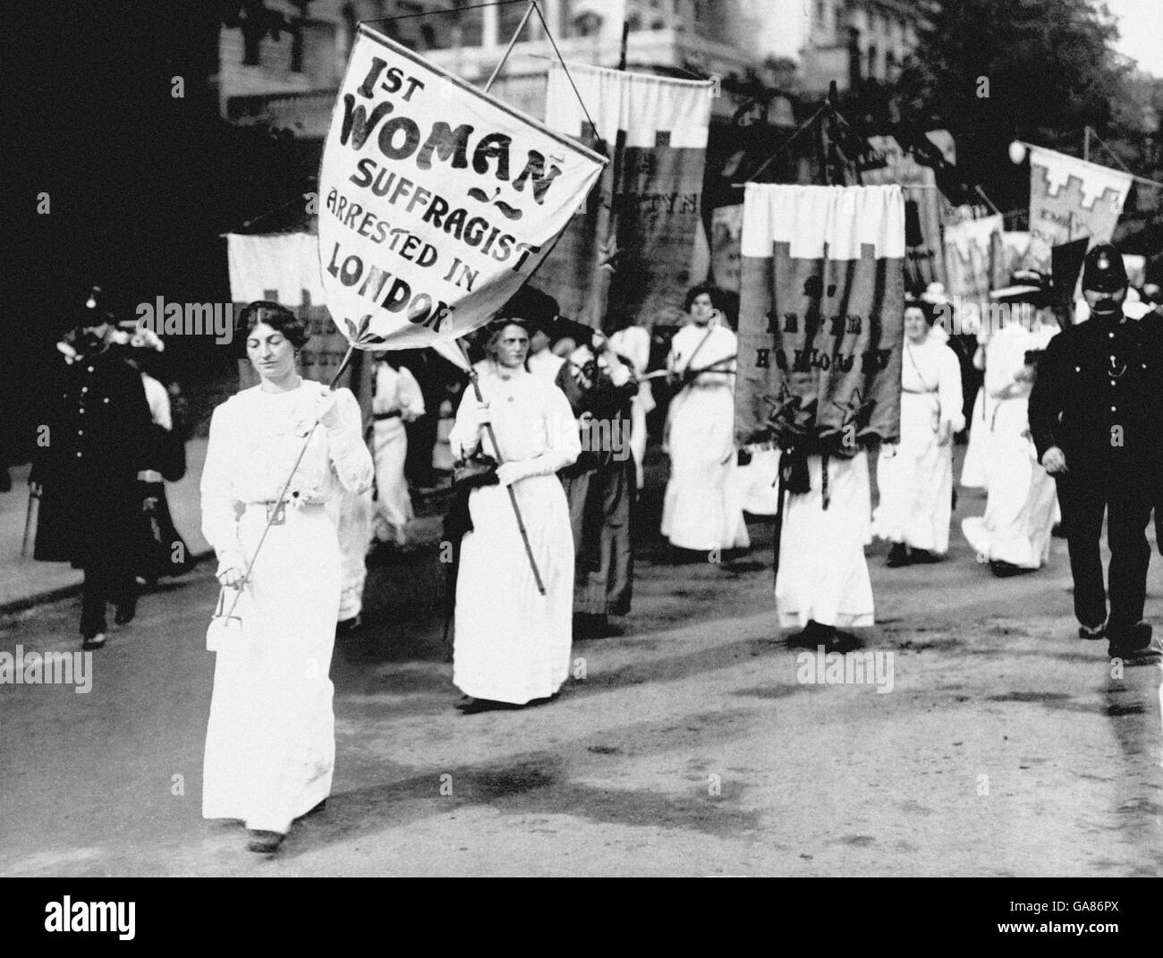 Suffragetten marschieren in London, um gegen die erste Verhaftung einer Suffragette in London zu protestieren. Stockfoto