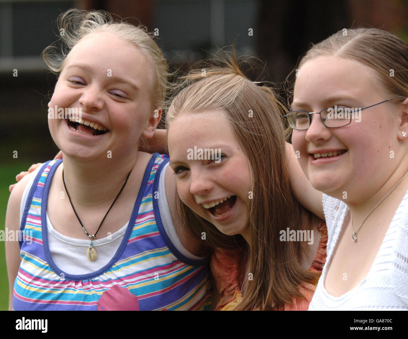 Die Drillinge Antonia (links), Heather (Mitte) und Felicity Wimbush, die an der Wakefield High School for Girls teilnehmen, feiern nach dem Erreichen eines kompletten Sets von neun A-Stufen - alle in verschiedenen Fächern. Stockfoto