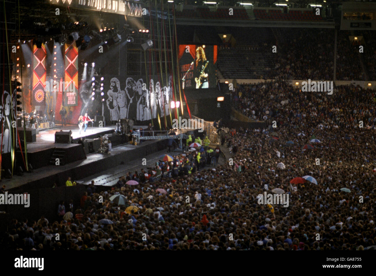 Beim Nelson-Mandela-Konzert im Wembley-Stadion fällt heute Abend die Nacht auf die riesige Menschenmenge. Stockfoto