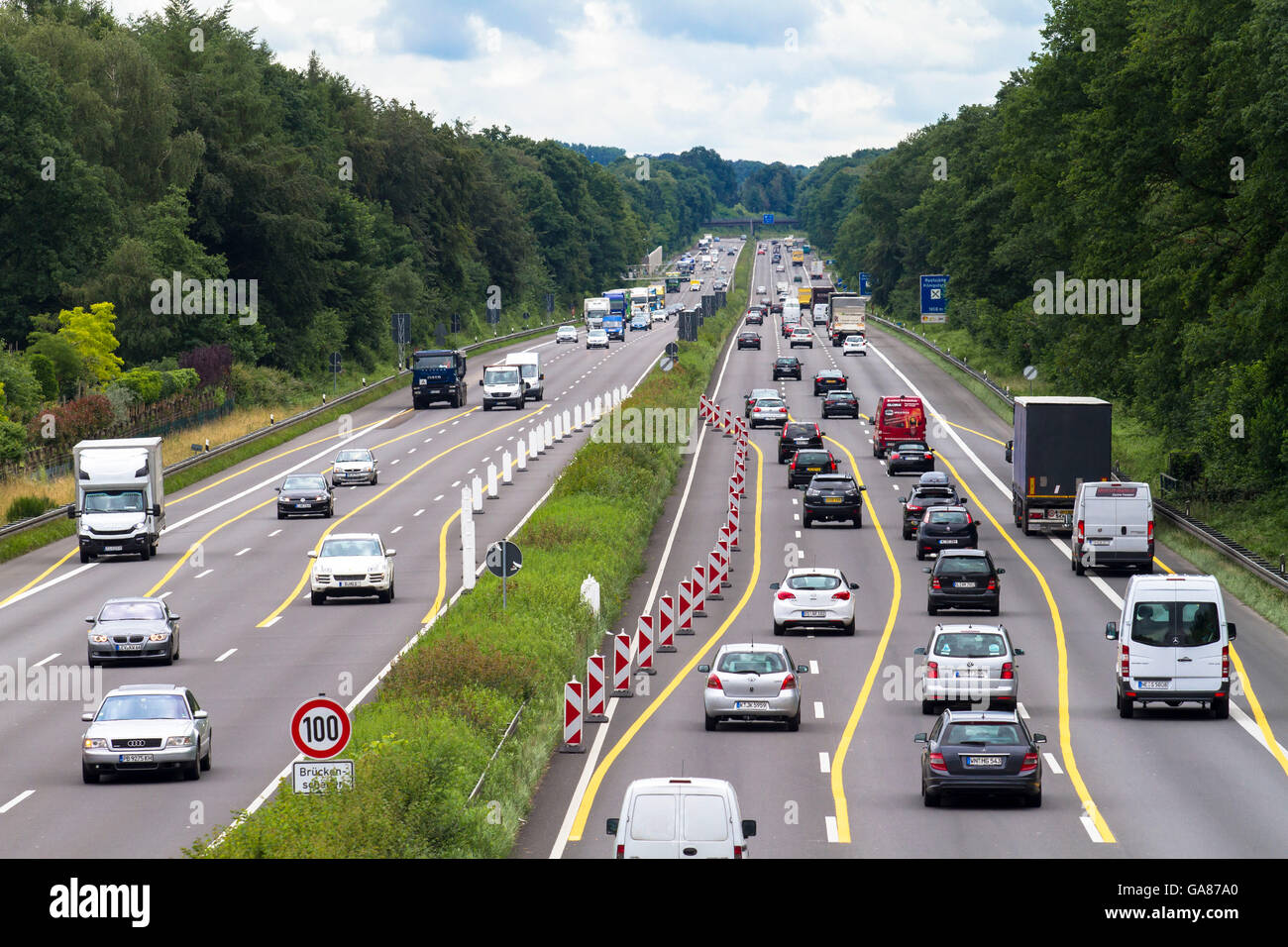 Europa, Deutschland, Nordrhein-Westfalen, Roesrath, Verkehr auf der Autobahn A 3 in der Nähe von Roesrath in Richtung Frankfurt. Stockfoto