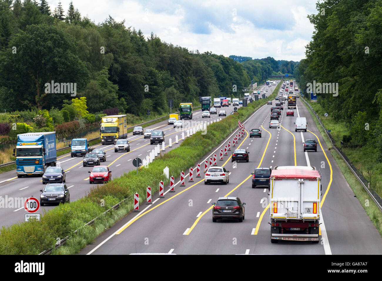 Europa, Deutschland, Nordrhein-Westfalen, Roesrath, Verkehr auf der Autobahn A 3 in der Nähe von Roesrath in Richtung Frankfurt. Stockfoto